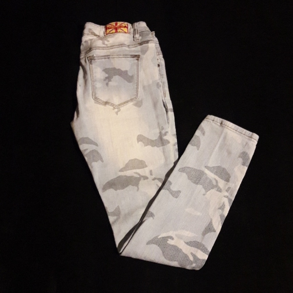 💕💕Light blue camo pattern jeans💕💕